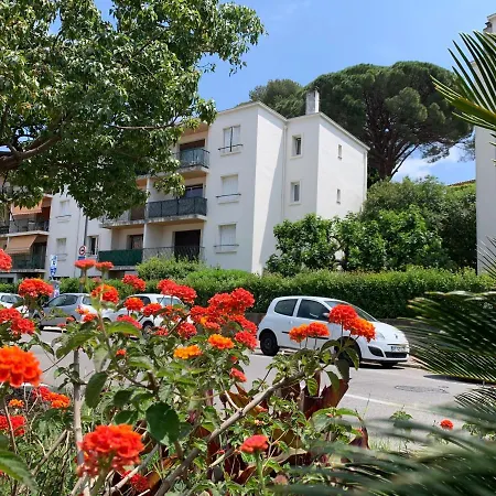 Lovers And Baby Option Parking Apartment